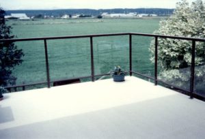 Aluminum deck railing with glass