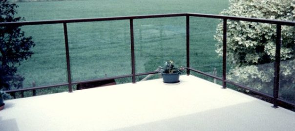 Aluminum deck railing with glass